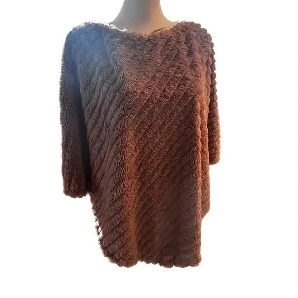 Black rivet shawl faux fur mauve l/xl poncho - Picture 2 of 4